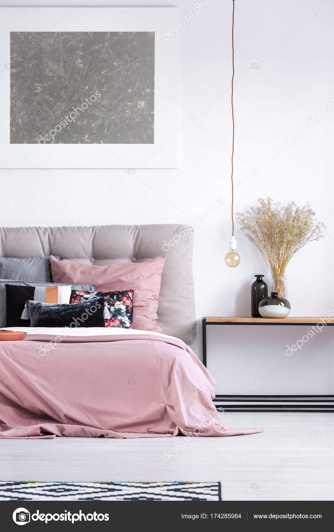 Gezellige slaapkamer met pastel beddengoed — Stockfoto ... Gezellige slaapkamer met pastel beddengoed — Stockfoto ...