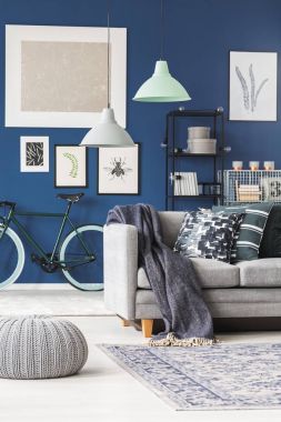 Gri kanepe üzerinde lambalar