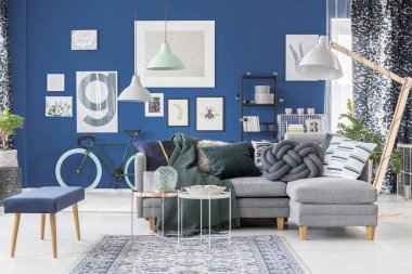 Oturma odasında mavi dışkı