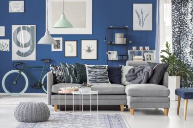 Kabarık ve odada koltuk