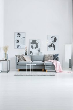 Beyaz moda posterler ile lobi