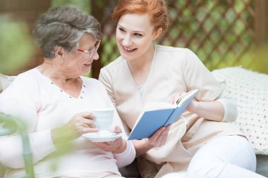 Bahçede yaşlı kadın