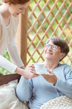 Kıdemli hemşire getirerek çay