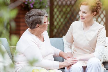 Bahçede oturan yaşlı kadın