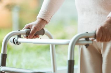 Bir walker kullanan üst düzey kişi