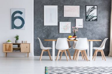 Siyah ve beyaz geometrik halı