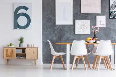 Vintage dolap ile yemek odası