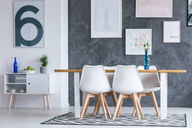 Mavi elemanları ile yemek odası