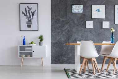 Mavi beyaz dolap şişesinde