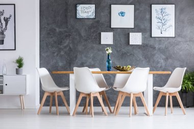 Beyaz dolap ile yemek odası