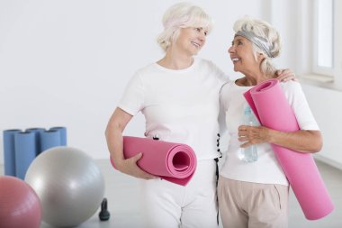 Arkadaş grubu egzersiz paspaslar