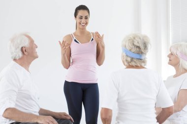 Yaşlılar ile konuşurken Bayan