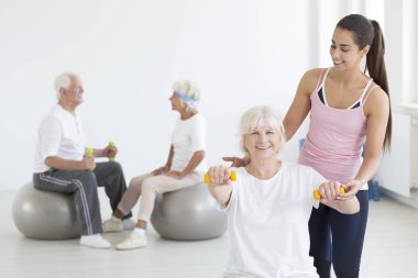 Büyükanne dumbbells ile