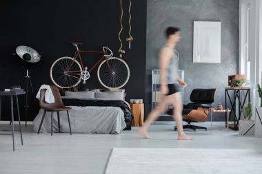 Bisiklet duvarda yatak odası