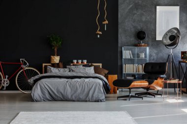 Açık alan zarif sandalyede