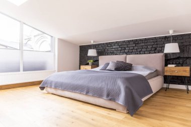 Kral Yatak başucu dolapları arasında