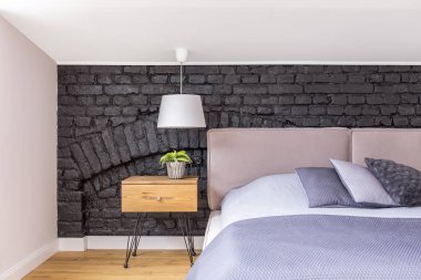 Yatak siyah duvara karşı