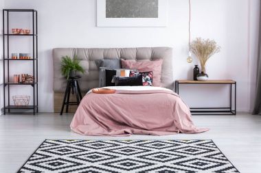 Çağdaş yatak odasında bakır aksesuarlar