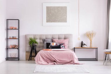 Metalik tasarımı ile şık yatak odası