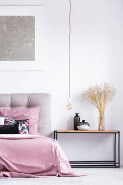 Komodinin Klasik stil yatak odasında