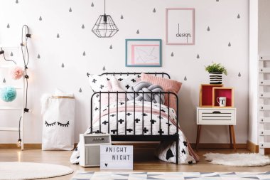 Kız yatakta pastel yastıklar