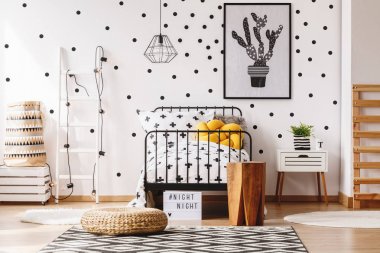 Çocuğun yatakta sarı yastık