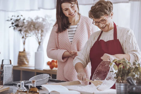 Ciotola della nonna con farina — Foto Stock