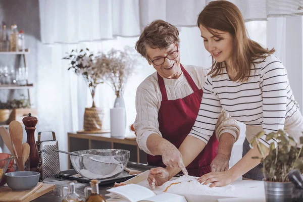 Ung kvinna att göra traditionella tårta — Stockfoto