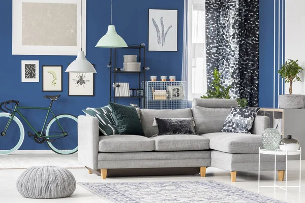Acogedor sofá en habitación hipster —  Fotos de Stock