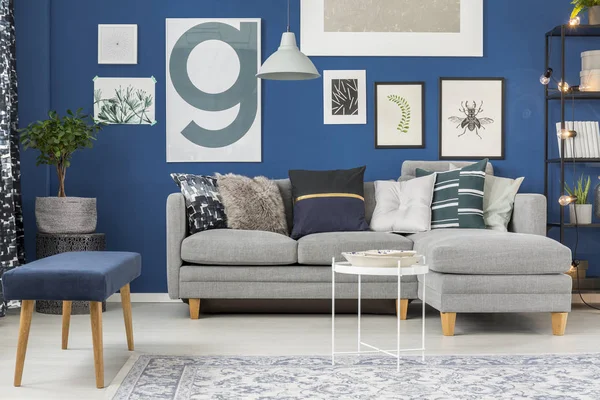 Saphir Zimmer mit Sofa — Stockfoto
