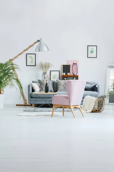 Elegant lägenhet med retro stol — Stockfoto
