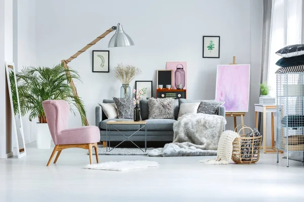 Woonkamer met roze accenten — Stockfoto