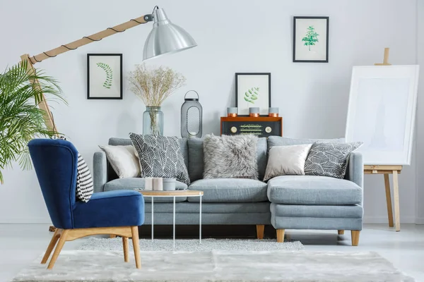 Современный дизайн интерьера с диваном — стоковое фото