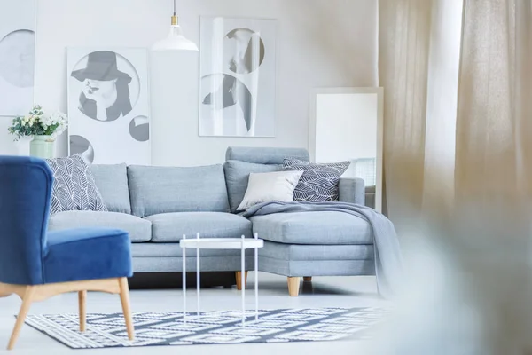 Habitación monocromática con silla azul — Foto de Stock