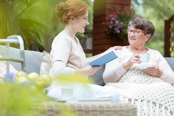 Senior drinking tea in garden — Stock Photo, Image