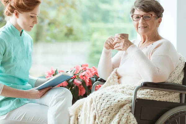 Пенсионер с остеопорозом в инвалидном кресле — стоковое фото