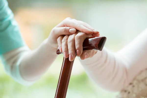 Mani anziane sulla canna da passeggio — Foto Stock