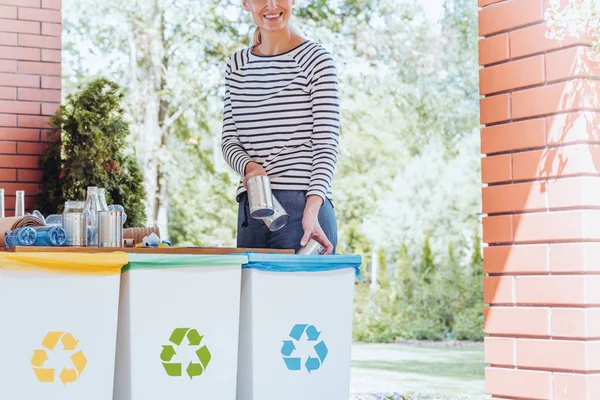 Mujer sonriente reciclando residuos — Foto de Stock