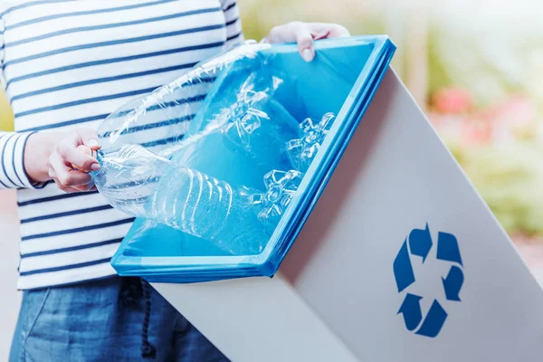 Recipiente ecológico con botellas de plástico — Foto de Stock