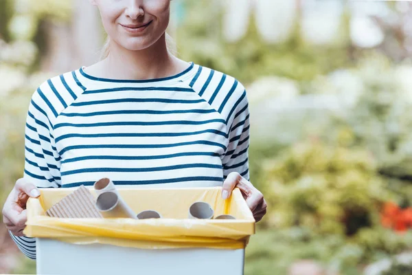 Vrouw met papier in bin — Stockfoto