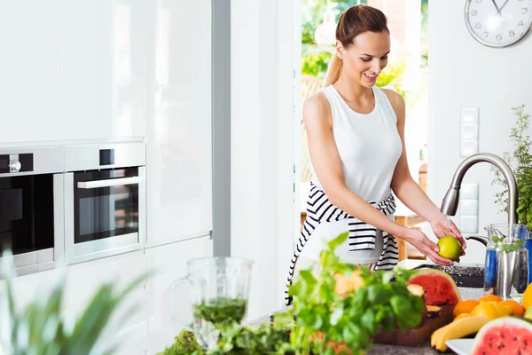 Ajuste ama de casa lavar manzana — Foto de Stock