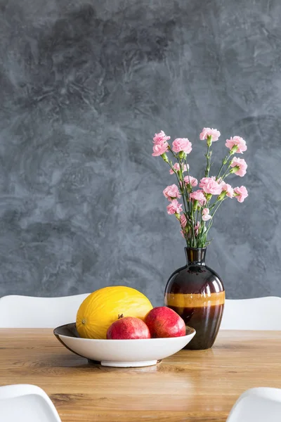 Декоративная ваза на обеденном столе — стоковое фото