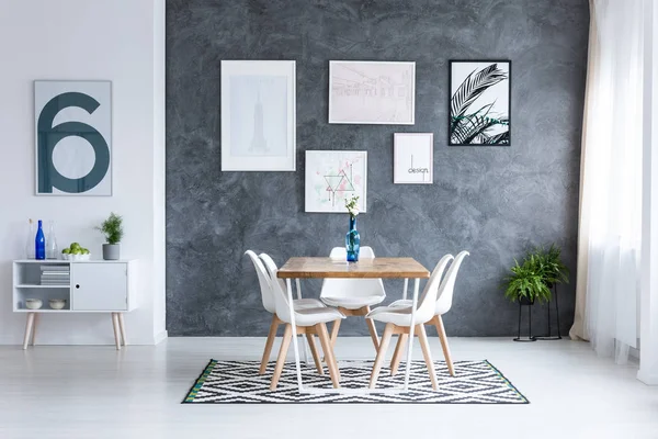 Tavolo quadrato con sedie bianche — Foto Stock