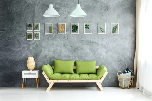 Pastel lâmpadas acima sofá verde — Fotografia de Stock