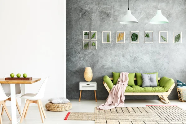 Açık gri ve beyaz daire