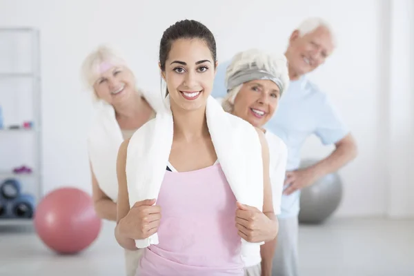 Trainer and her group — Stock Photo, Image