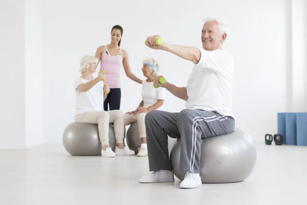 Man on exercise ball — Stock Photo, Image