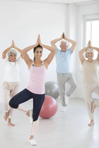 Yoga skötare under klasser — Stockfoto