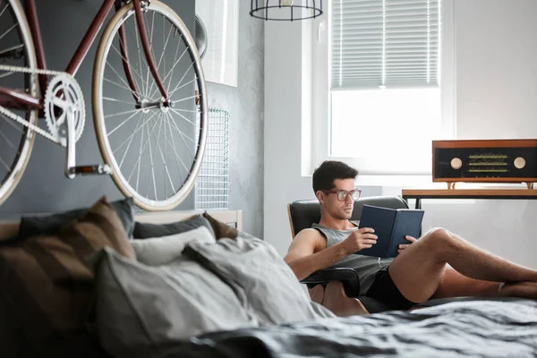 Homem sentado no salão de chaise — Fotografia de Stock