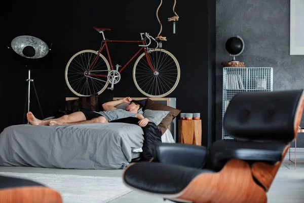 Kamar tidur monokromatik dengan manusia tidur — Stok Foto